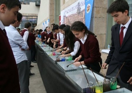 Rekor için 100 kişi aynı anda ebru yaptı