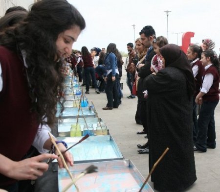 Rekor için 100 kişi aynı anda ebru yaptı