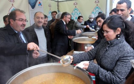 Rektör Aslan, öğrencilere aşure ikram etti