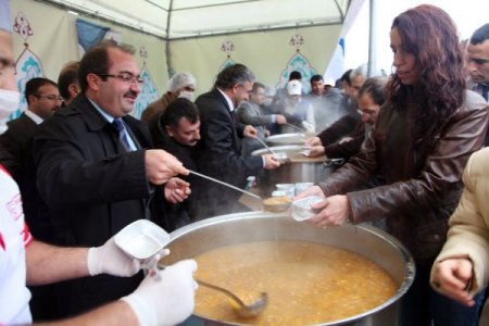 Rektör Aslan, öğrencilere aşure ikram etti