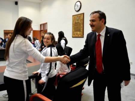 Rektör Coşkun, bayan hokey takımını kabul etti