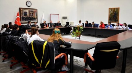 Rektör Coşkun, bayan hokey takımını kabul etti