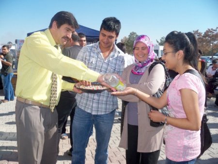Rektör Danışmanı Öğrencileri Şekerle Karşıladı