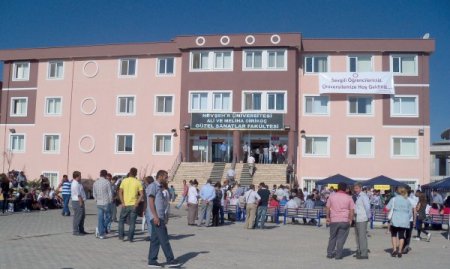 Rektör Danışmanı Öğrencileri Şekerle Karşıladı