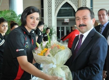 Rektör Gökbel'den milli sporculara moral ziyareti