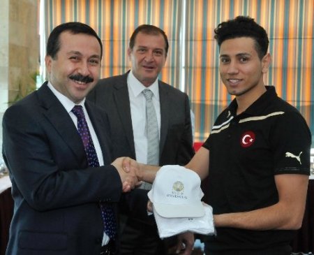 Rektör Gökbel'den milli sporculara moral ziyareti