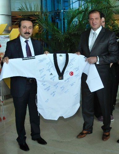 Rektör Gökbel'den milli sporculara moral ziyareti