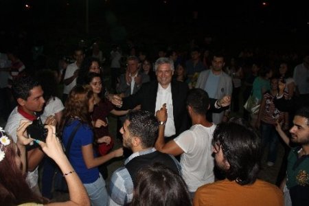 Rektör Kibar öğrencilerle çiftetelli oynadı