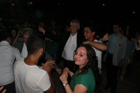 Rektör Kibar öğrencilerle çiftetelli oynadı