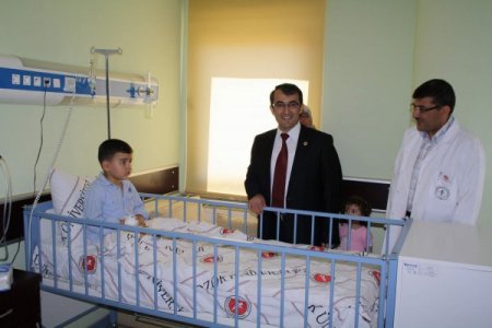 Rektör Uçar Tıp Fakültesi Hastanesi'ndeki Hastaları Ziyaret Etti