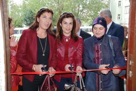 Resim sergisini protokol eşleri açtı