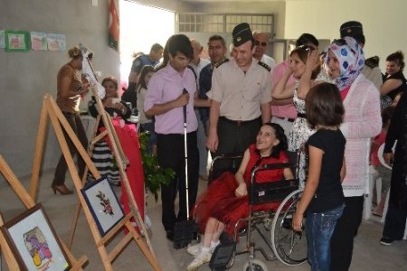 Resimleri ile engel tanımadı