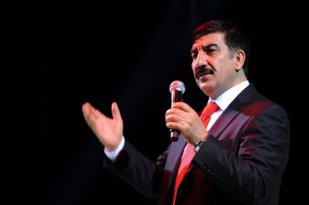 Reşit Muhtar, Kırık Mızrap'ın sözleriyle duygu seli oluşturdu