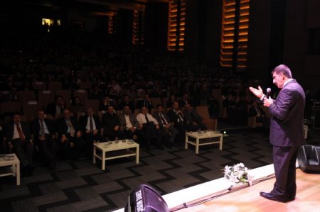 Reşit Muhtar, Kırık Mızrap'ın sözleriyle duygu seli oluşturdu