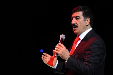 Reşit Muhtar, Kırık Mızrap'ın sözleriyle duygu seli oluşturdu