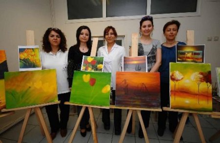 Ressam Hemşireler Ameliyathaneden Çıkıp Tuval Başına Oturuyor