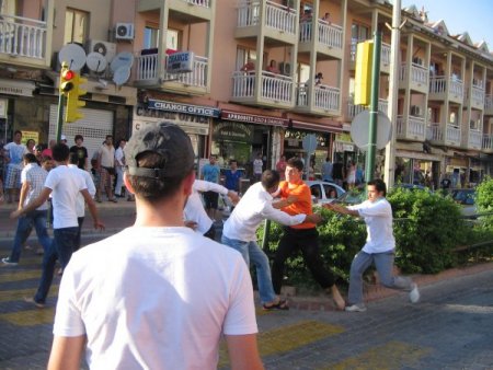 Restoran Ve Butik Çalışanları Polisin Önünde Kavga Etti, Kameralar Kaydetti