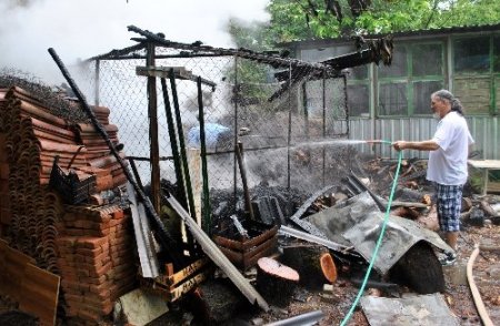 Restorana düşen yıldırım yangına sebep oldu