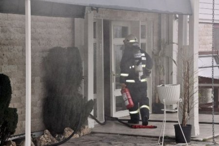 Restorandaki yangında 2 kişi dumandan zehirlendi