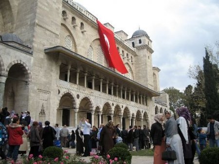 Restore Edilen Süleymaniye Camii Ziyaretçi Akınına Uğruyor