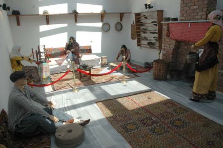 Restore edilen tarihî hamam, etnografya sergi salonu olarak açıldı