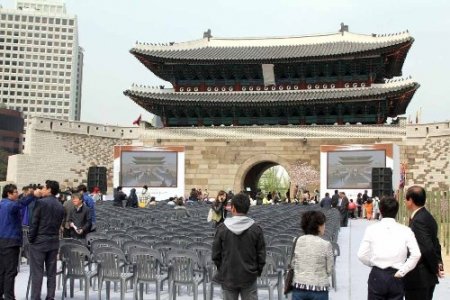 Restore edilen tarihi kapının açılış töreni için hazırlıklar devam ediyor