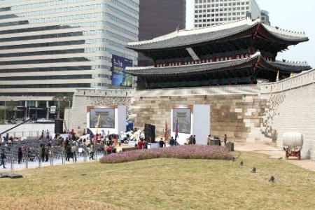 Restore edilen tarihi kapının açılış töreni için hazırlıklar devam ediyor