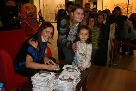 Reyhan Karaca, Maskeyle İmza Günü Yaptı