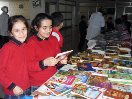 Reyhan Koleji öğrencileri kitap okuma fuarı düzenledi