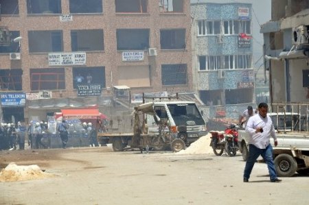 Reyhanlı'da izinsiz yürüyüşe polis müdahale etti