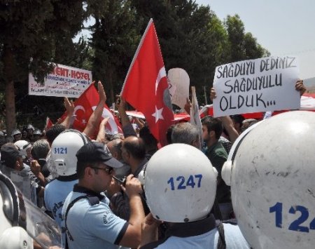 Reyhanlı'da izinsiz yürüyüşe polis müdahale etti