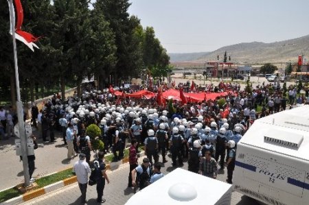 Reyhanlı'da izinsiz yürüyüşe polis müdahale etti