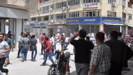 Reyhanlı'da izinsiz yürüyüşe polis müdahale etti