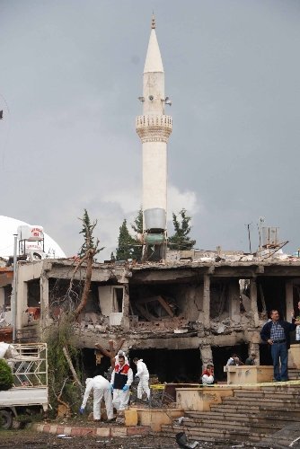 Reyhanlı'ya havadan ve karadan askeri birlikler sevk ediliyor