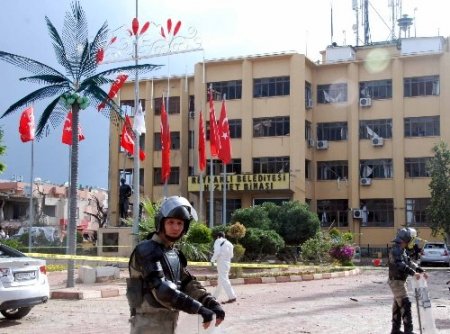 Reyhanlı'ya havadan ve karadan askeri birlikler sevk ediliyor