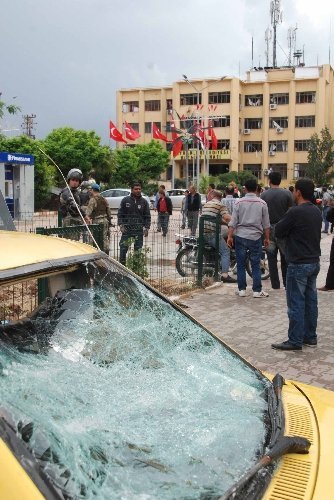 Reyhanlı'ya havadan ve karadan askeri birlikler sevk ediliyor