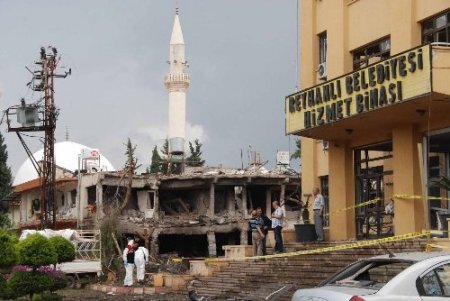 Reyhanlı'ya havadan ve karadan askeri birlikler sevk ediliyor