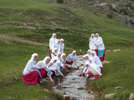Ribnovo'da hatim töreni sonrası öğrencilerden 