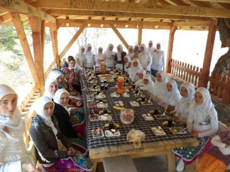 Ribnovo'da hatim töreni sonrası öğrencilerden 