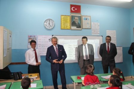 Riyad Uluslararası Türk Okulu öğrencileri Bakan Çağlayan'dan okul istedi