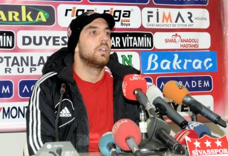 Rıza Çalımbay, hem hakemlere hem oyuncusuna kızdı