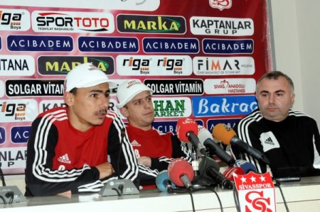 Rıza Çalımbay, hem hakemlere hem oyuncusuna kızdı