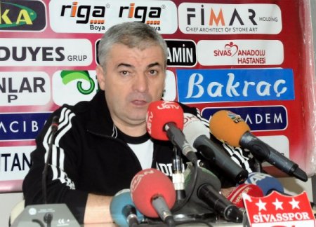 Rıza Çalımbay, hem hakemlere hem oyuncusuna kızdı