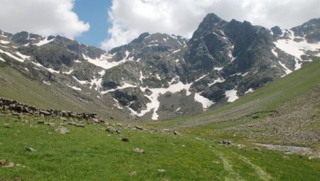 Rize, Azeri ve Gürcü tatilcilerin akınına uğradı