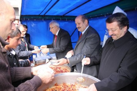 Rize Belediyesi, binlerce kişiye aşure dağıttı
