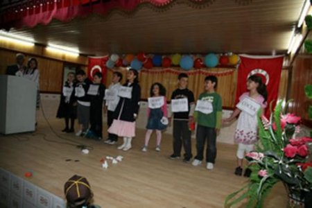 Rize Özel İlgi İlköğretim Okulu'nun Tiyatro Gösterisi Tam Not Aldı