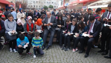 Rize Sosyal Bilimler Lisesi öğrencileri şehir meydanında kitap okudu