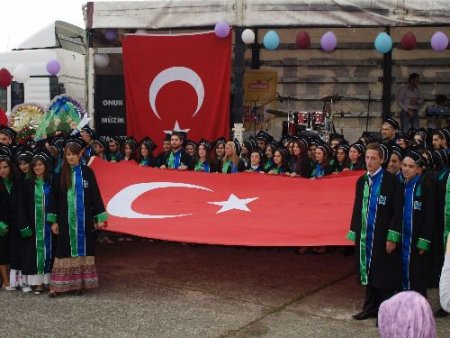 Rize Üniversitesi Ardeşen Meslek Yüksekokulu'nda Mezuniyet Coşkusu