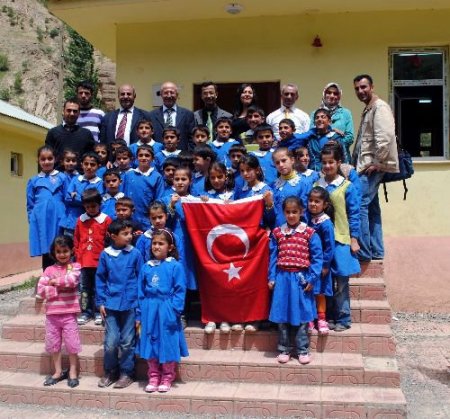 Rize Üniversitesi Öğrencilerinden Hakkari'deki Köy İlköğretim Öğrencilerine Yardım