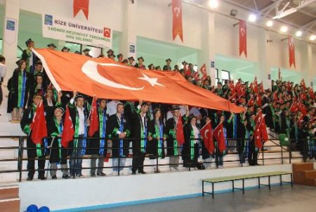 Rize Üniversitesi'nde Mezuniyet Coşkusu